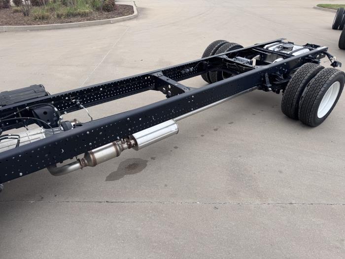 2026 Isuzu NPR - image 11