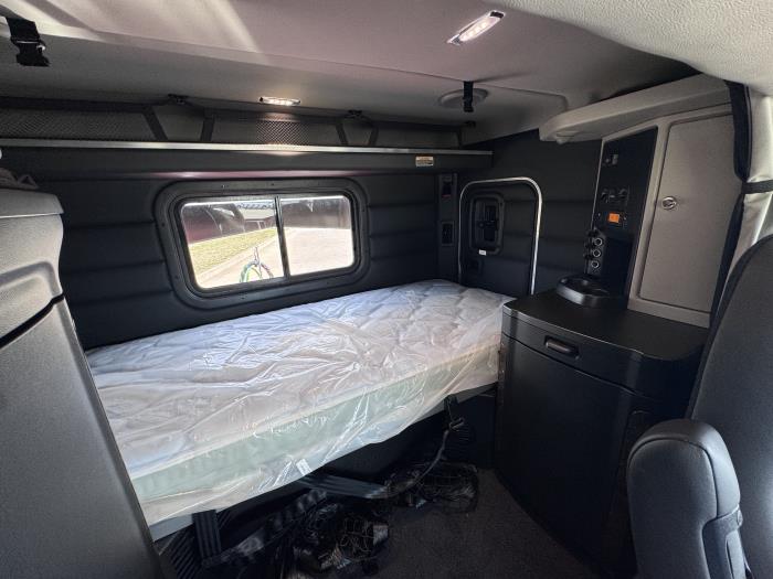 2027 Peterbilt - image 26