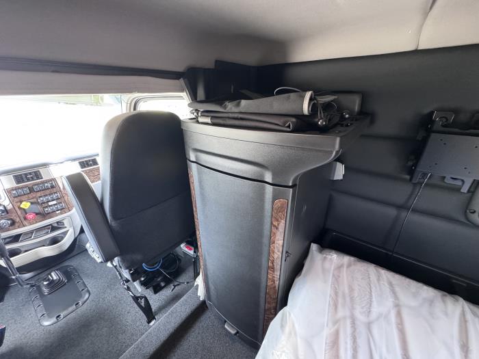 2027 Peterbilt - image 27