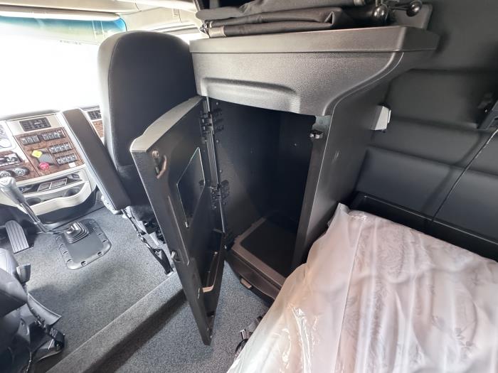 2027 Peterbilt - image 28