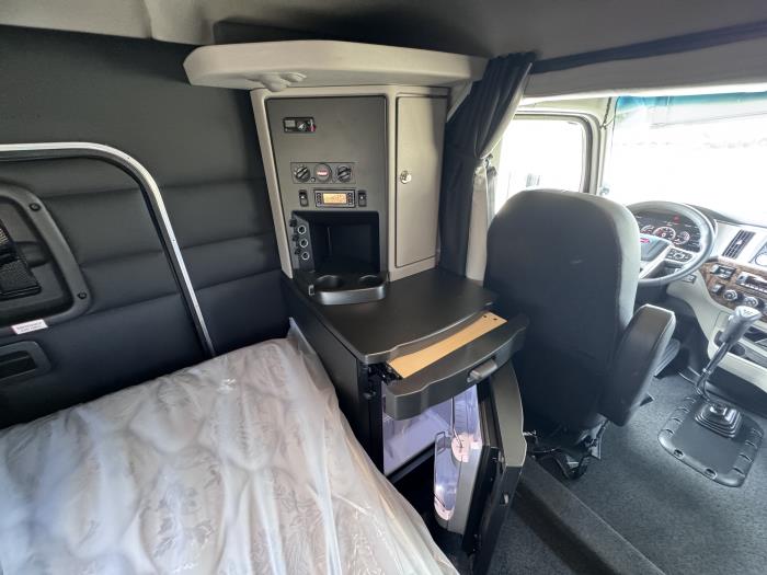 2027 Peterbilt - image 30