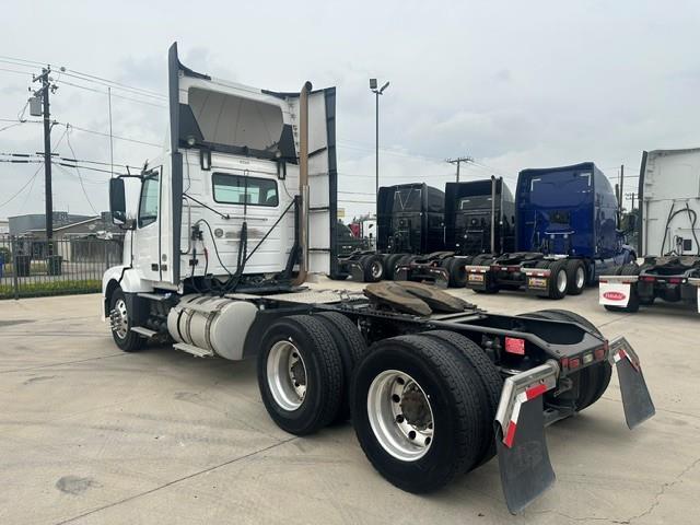 2015 Volvo VNL64T300-2