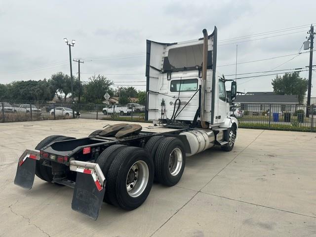 2015 Volvo VNL64T300-3