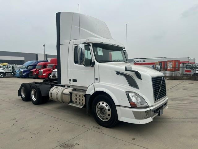 2015 Volvo VNL64T300-4