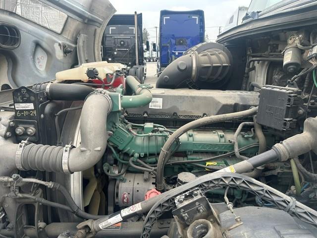 2015 Volvo VNL64T300-13