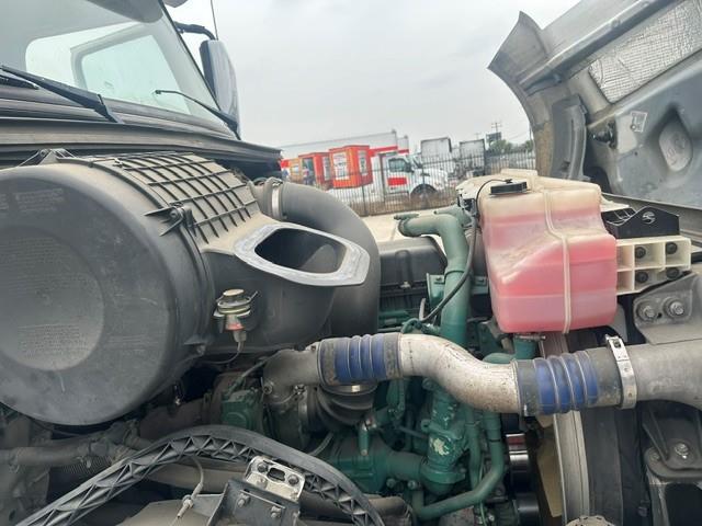 2015 Volvo VNL64T300-14