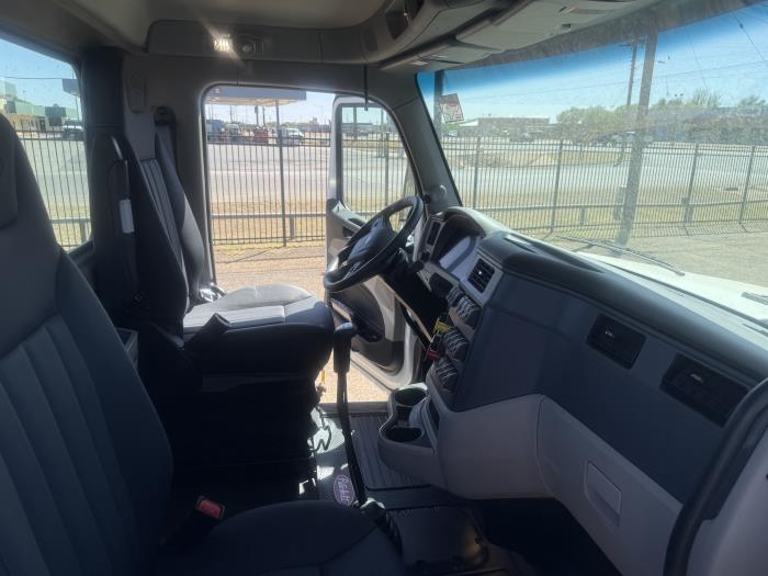2027 Peterbilt 567 - image 8