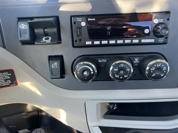 2027 Peterbilt 567 - image 24