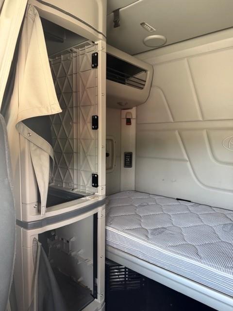 2023 Peterbilt 579-13