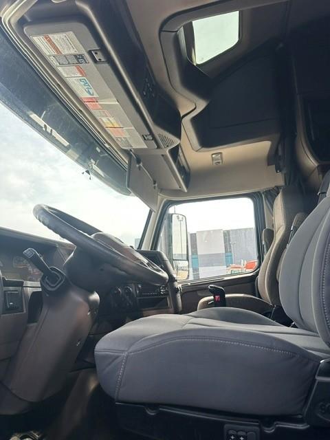 2017 Volvo VNL780-4