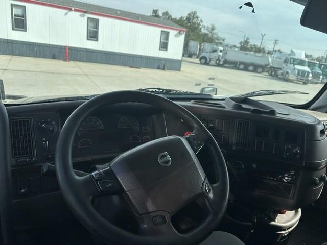 2017 Volvo VNL780-9