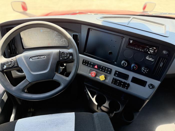 2022 Freightliner Cascadia-24