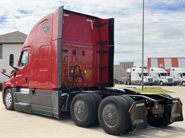 2023 Freightliner Cascadia-7