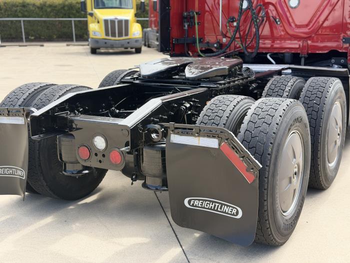 2023 Freightliner Cascadia-12