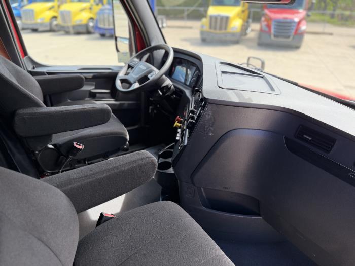 2023 Freightliner Cascadia-30