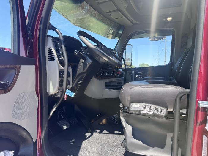 2027 Peterbilt - image 13
