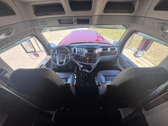 2027 Peterbilt - image 21