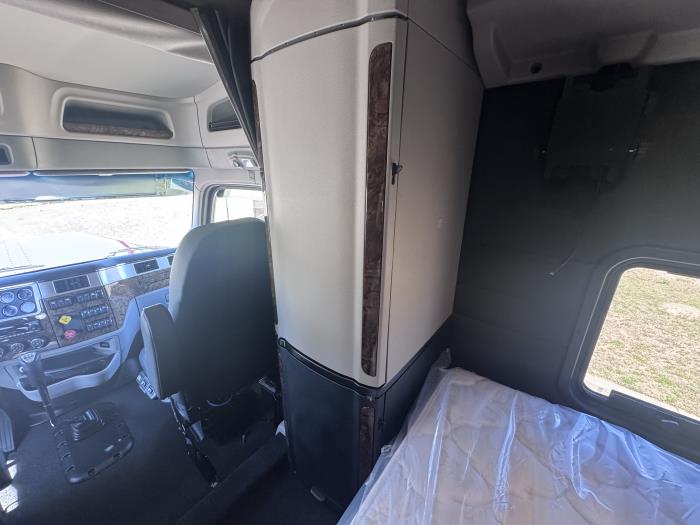 2027 Peterbilt - image 24