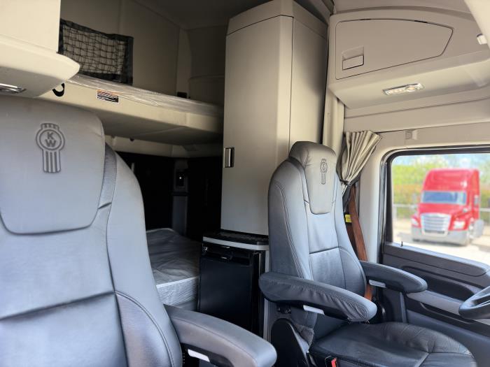 2022 Kenworth T680-32