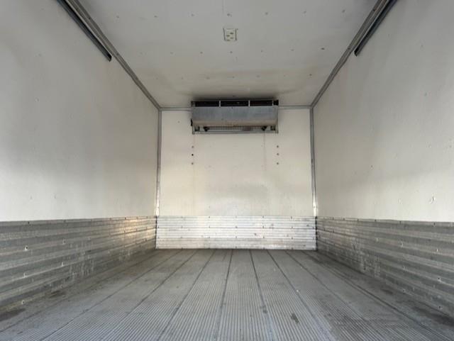 2018 Peterbilt 325-8