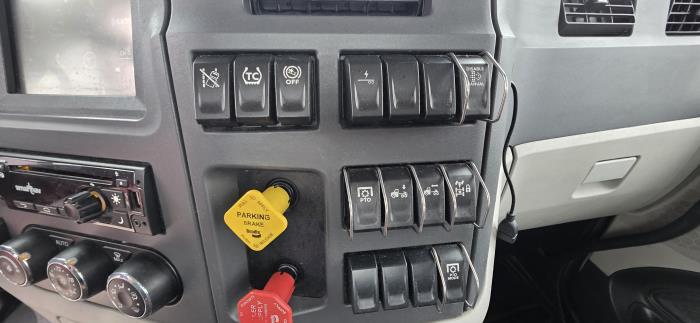 2023 Peterbilt 567-12