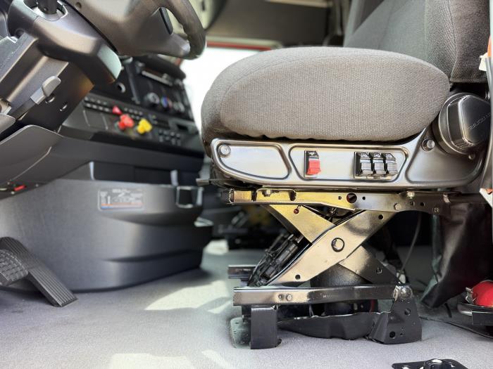 2023 Freightliner Cascadia-18