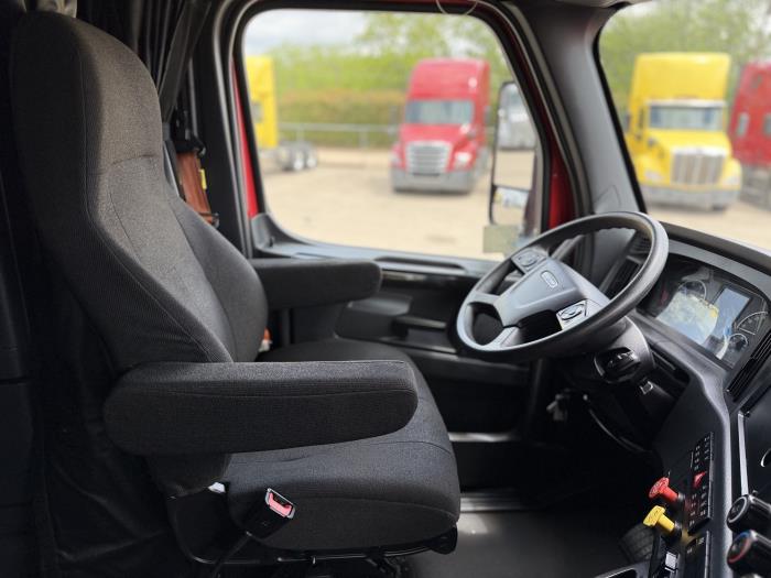 2023 Freightliner Cascadia-23