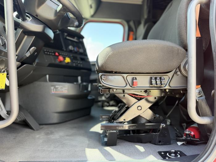 2023 Freightliner Cascadia-18