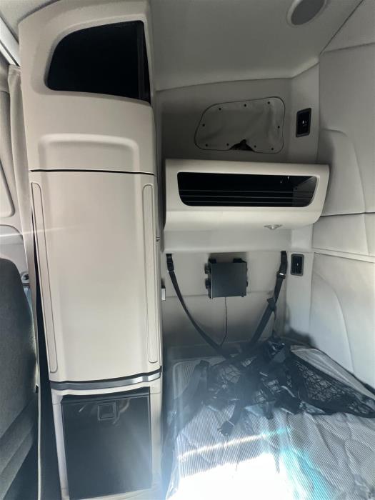 2027 Peterbilt 579-18