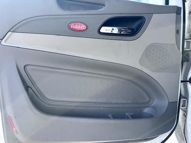 2021 Peterbilt 579-8