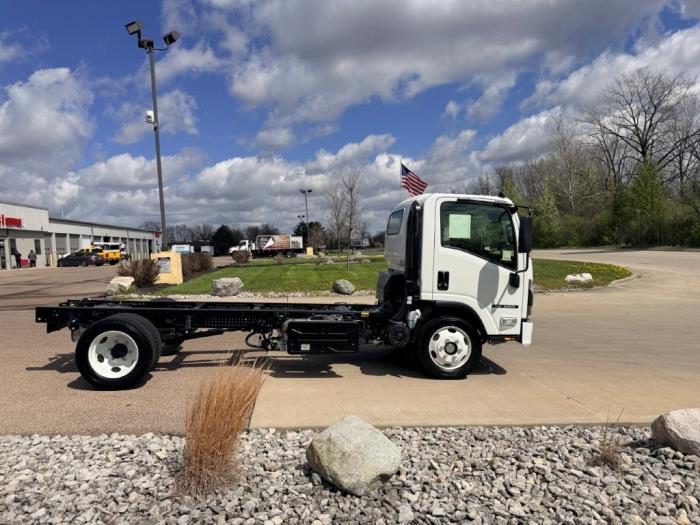 2027 Isuzu NRR - image 3