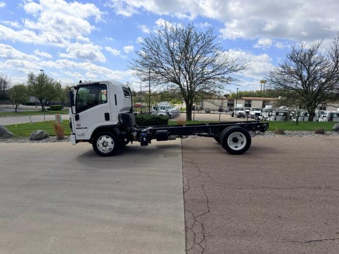 2027 Isuzu NRR - image 7