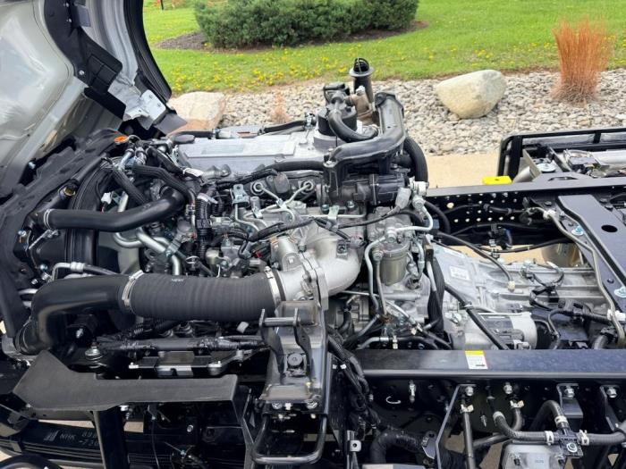 2027 Isuzu NRR - image 11