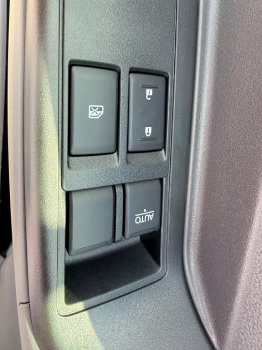 2027 Isuzu NRR - image 12