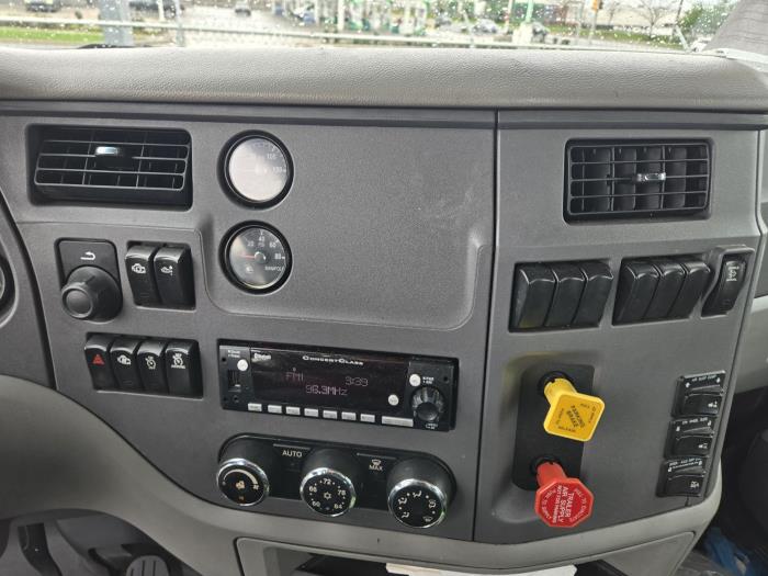 2016 Peterbilt 579-4