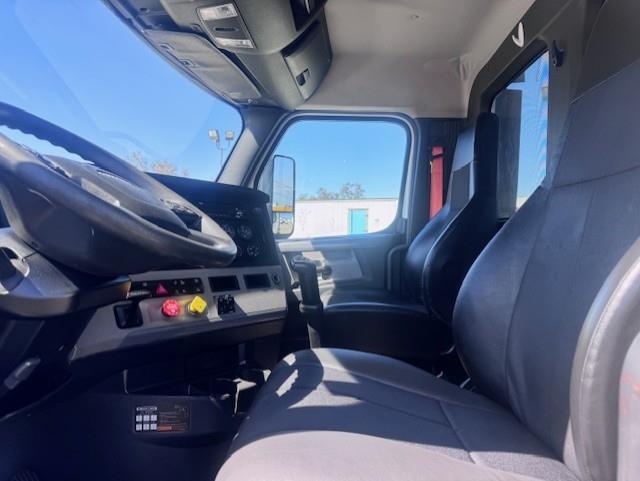 2019 Freightliner Cascadia-6