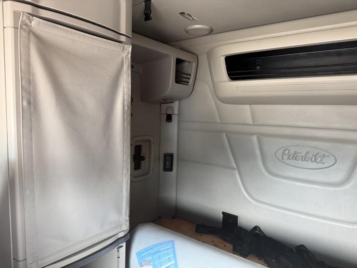 2022 Peterbilt 579-9