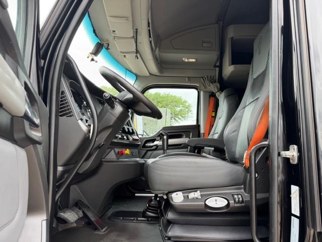 2022 Kenworth T680-26