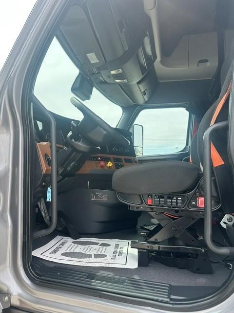 2022 Freightliner Cascadia-2