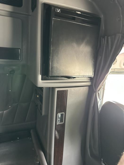 2021 Peterbilt 389-13