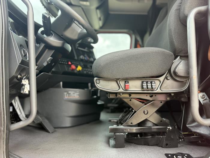 2023 Freightliner Cascadia-19