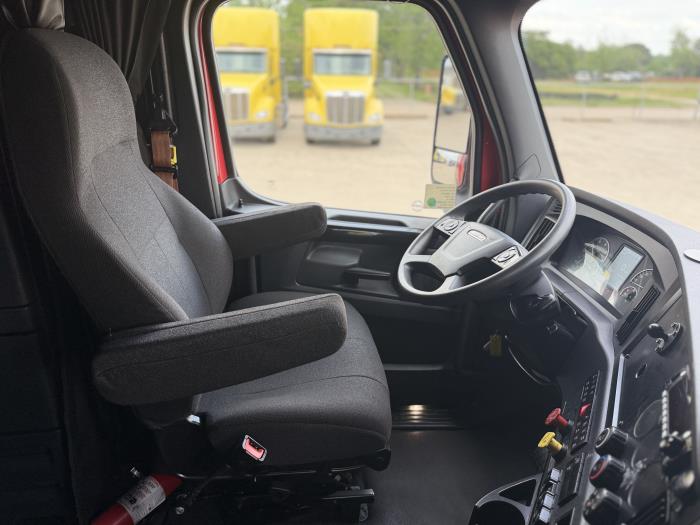 2023 Freightliner Cascadia-23