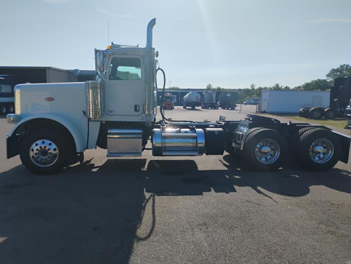 2022 Peterbilt 389-2