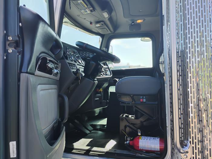 2022 Peterbilt 389-16