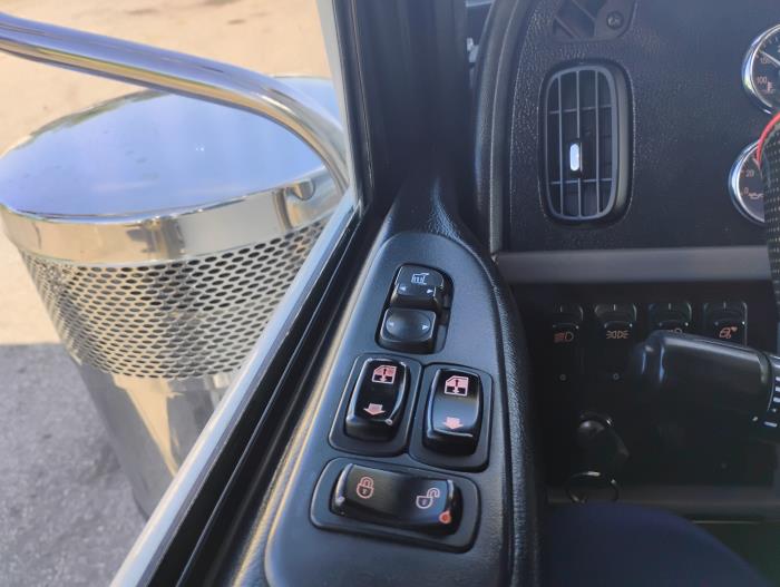 2022 Peterbilt 389-18