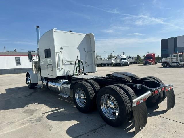 2023 Peterbilt 389-2