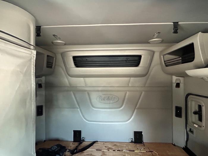 2022 Peterbilt 579-4