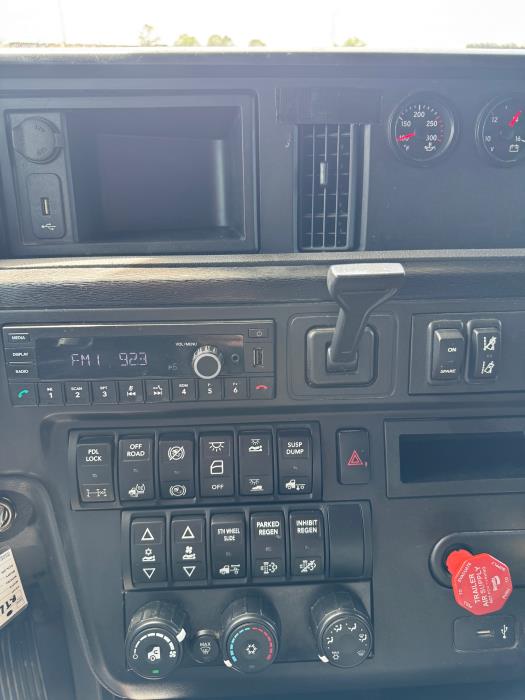 2021 International LT625-12