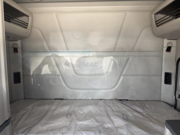 2021 Peterbilt 579-28