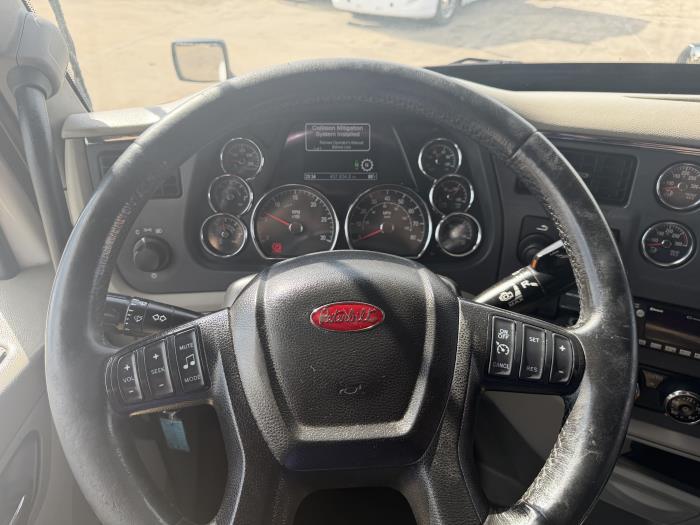 2021 Peterbilt 579-33